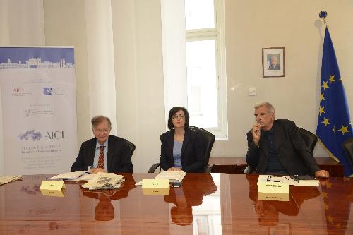 Valdo Spini (Presidente Associazione Istituzioni Cultura Italiane - AICI), Sara Vito (Assessore regionale Ambiente ed Energia) e Vincenzo Morreale (Segretario AICI) alla Conferenza nazionale dell'Associazione Istituzioni Cultura Italiane (AICI) - Trieste 21/09/2017